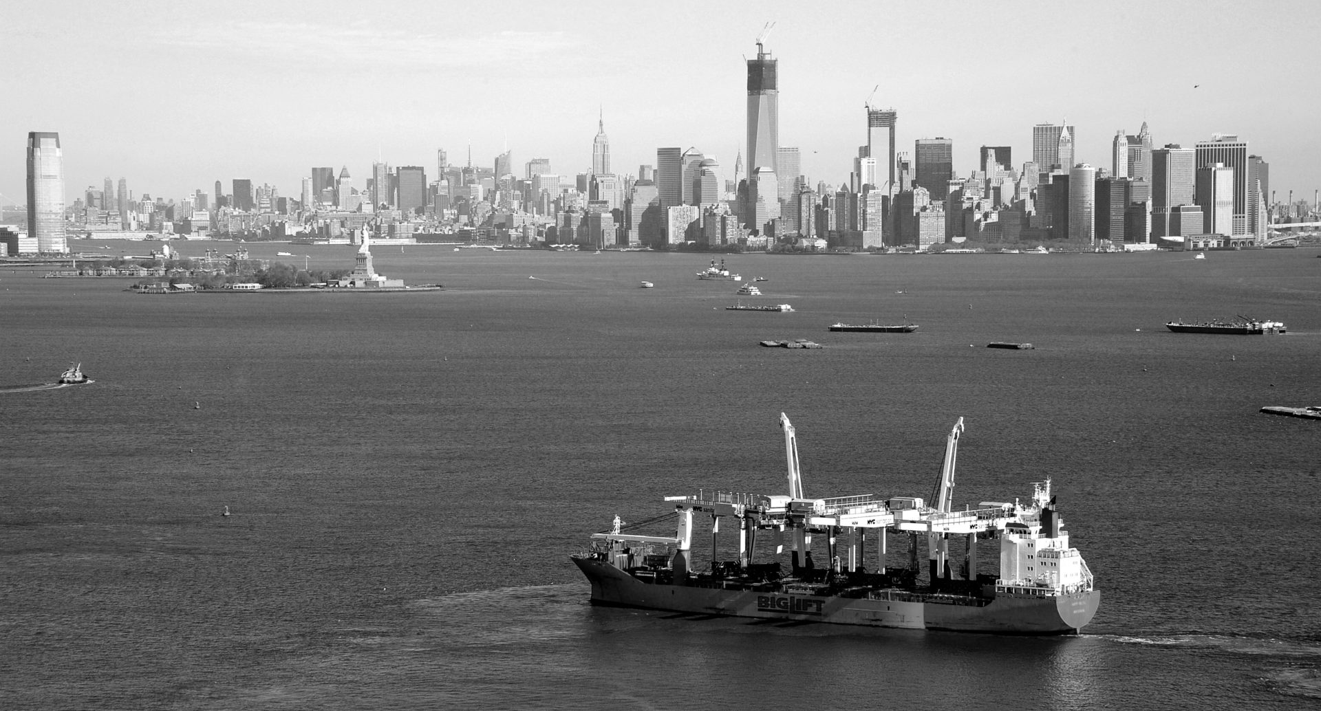 Containerschip op water in New York